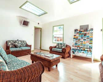 Worthing Court Apartment Hotel - ברידג'טאון - סלון