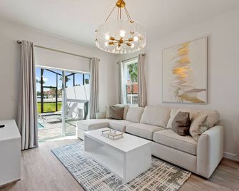 Boutique Retreat, Azzure Resort, Near Orlando And Disney By Shine Villas 6 Bedroom Townhouse - Davenport - Living room