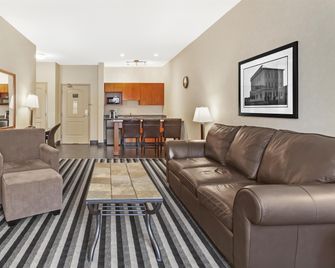 Best Western Plus Meridian Hotel - Lloydminster - Wohnzimmer
