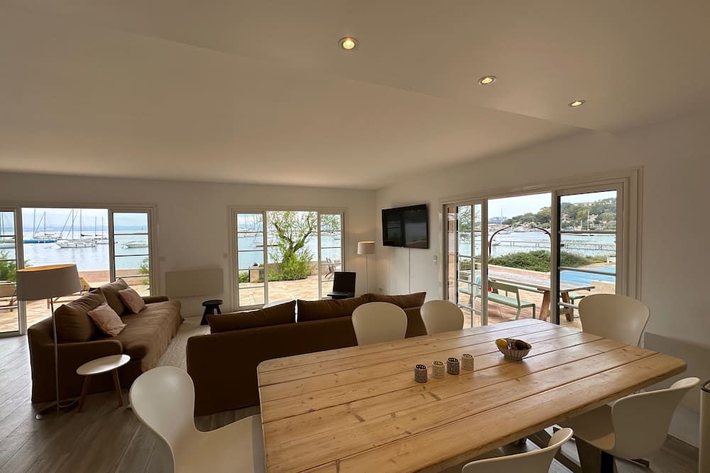 Rent house on the island of Porquerolles with exceptional location 6 sleeps - הייר - חדר אוכל