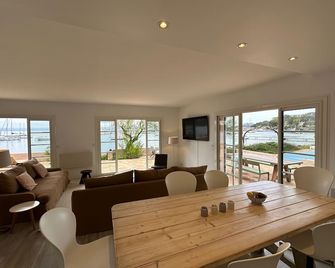 Rent house on the island of Porquerolles with exceptional location 6 sleeps - הייר - חדר אוכל