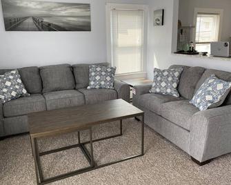 Ocean Block Home with Ocean View - Bradley Beach - Вітальня