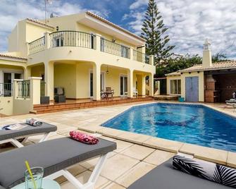 Spacious villa with private pool and games room in quite location. - Sagres - Pool
