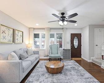 Cozy Private 2 Bedroom w/ Shared Wash & Dryer by Golf Course, Univ, & Hospitals - Baltimore - Living room