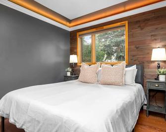 Half Acre/Fenced Yard | Near Airport | Fire Pit| Pets Allowed - Great Falls - Bedroom