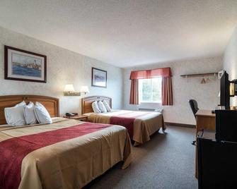 Econo Lodge Inn & Suites - Canandaigua - Bedroom