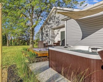 The Luxe/ Hot Tub/ On Bright Leaf Golf Course - Harrodsburg