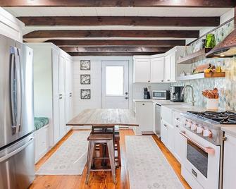Enchanting 2 Bedroom Cottage, The Fox Den, 258 Acres, Farmville, Va - Rice - Kitchen