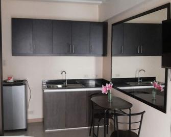 Kassel Residences Condotel On Transit Stay Near Airport Terminal - Parañaque - Кухня