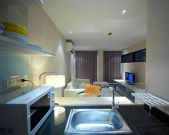 The Present Sathorn - Bangkok - Kitchen