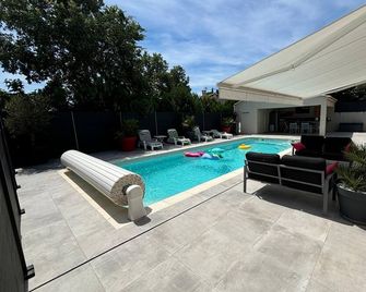 Charming Independent Studio - Ansouis - Piscina