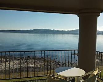 Boulevard Waters - טאופו - מרפסת