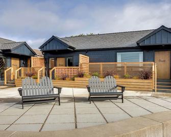 The Berry at The Louie Boutique Motel, Walk to Everything! Dog Friendly! - Newport - Patio