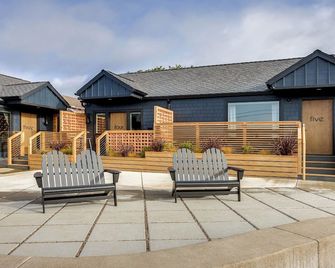 The Berry at The Louie Boutique Motel, Walk to Everything! Dog Friendly! - ניופורט - פטיו