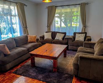 Spacious 4-bedroom with a pool - Athi River - Living room