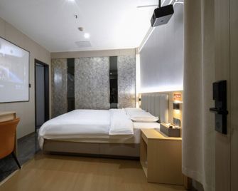 7 Days Inn Wa Fang Dian Railway Station - Dalian - Schlafzimmer