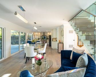 Designer Family Home with Resort-Style Oasis - San Diego - Living room