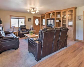Welcoming Cañon City Abode - Walk to River! - Cañon City - Huiskamer