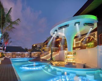 Maha Resort Bali - North Kuta - Piscina