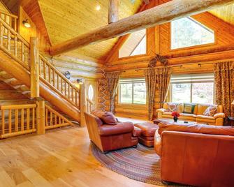 Riverfront Northern California Rental Cabin! - Weaverville - Sala de estar