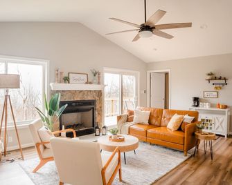 Hot Tub Mountain View Dog Friendly Modern Chalet - Linden - Living room