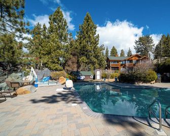 Comfort and Convenience! Free Parking, Outdoor Pool, Spa Tub! - Tahoe Vista - Piscine