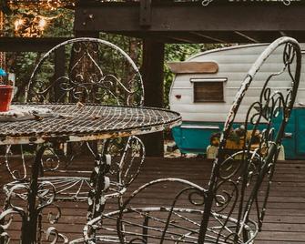 The Treehouse, with a deck for grilling and relaxation. - Terrell - Restaurant