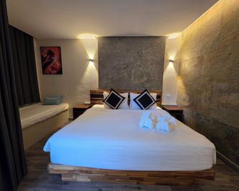 TT Naiyang Beach Phuket - Sakhu