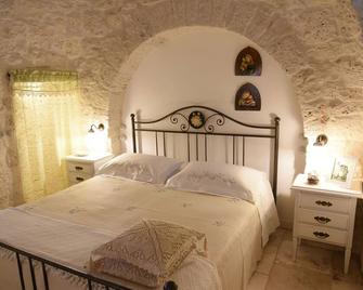 Trulli Occhi Di Pietra - Alberobello - Bedroom