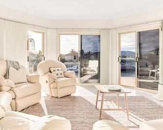 The Stately Way, Wallaroo - Wallaroo