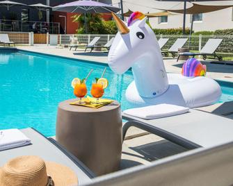 ibis Styles Pertuis Portes du Luberon - Pertuis - Piscine