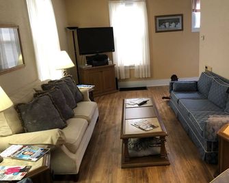 4br Wonderful Farm Home for vacationing, reunions, biking, hunting, fishing - Farmington - Sala de estar