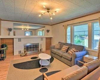 Parkstrip Place, Pet Friendly Downtown Home by RedAwning - Anchorage - Living room