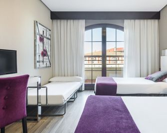 Hotel Ilunion Golf Badajoz - Badajoz - Bedroom