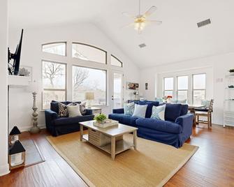 Immaculate Hill Country home with furnished deck, fireplace & ping-pong table - Lakeway - Living room