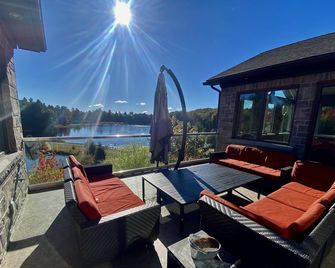 8 Bed - Private Oasis in Lake of Bays-Muskoka - Bondi Village - Balcón