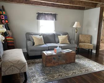Completely Restored 1700's Home Surrounded By Farmland - Strasburg - Living room