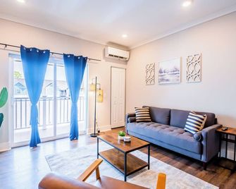 Elegant 2-bedroom apartment with AC, fitness room, pool - B - Port Wentworth - Living room