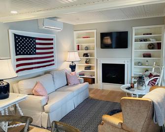 Stunning Waterfront Luxury 5 Bedroom 4 Bath Home with Unbeatable Views - Kennebunkport - Living room