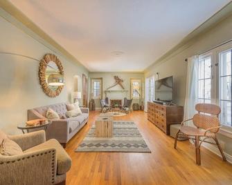 Traveler Oasis Downtown Area Spacious Ho - Appleton - Living room