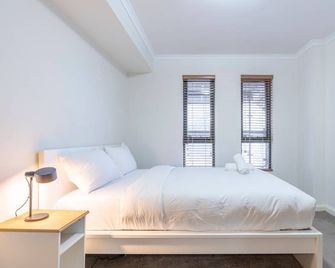 KozyGuru | Redfern | Cozy Apt near Train Station - סידני - חדר שינה