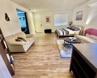 Cozy one bedroom suite with 2 king beds - Hesperia - Bedroom