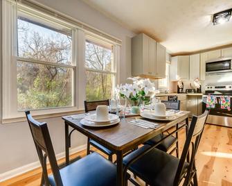 Lovely Forsyth Home about 2 Mi to Tift College! - Forsyth - Dining room