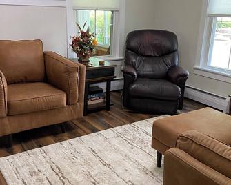 Coby Connection Home- 3-bedroom newly remodeled house with WiFi in Cobleskill - Cobleskill - Sala de estar