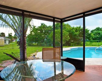 The perfect escape from the Big City - Port St. Lucie - Pool