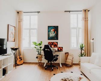 Sleek Studio minutes away from Deutsches Eck - Koblenz - Living room