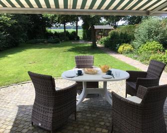 Lovely Holiday Home With Large, Private Garden - Hernen - Patio