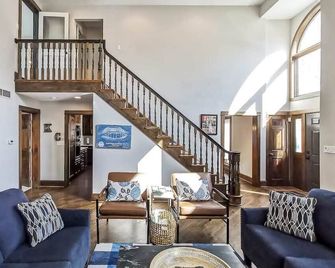 Stunning Plaza Home-Location Unbeatable-New Remodel - Kansas City - Living room