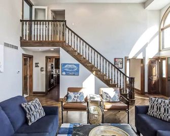 Stunning Plaza Home-Location Unbeatable- - קנזס סיטי - סלון