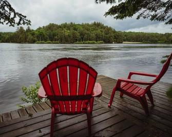 Waterfront lux loft 2 bedroom perfect for couples - Bryson - Patio